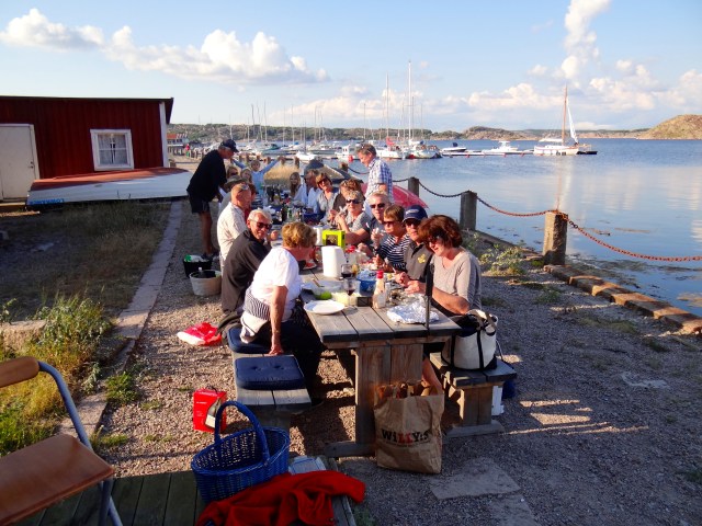 Fredagskveld på treffet med sang og musikk, god mat fra grillen.